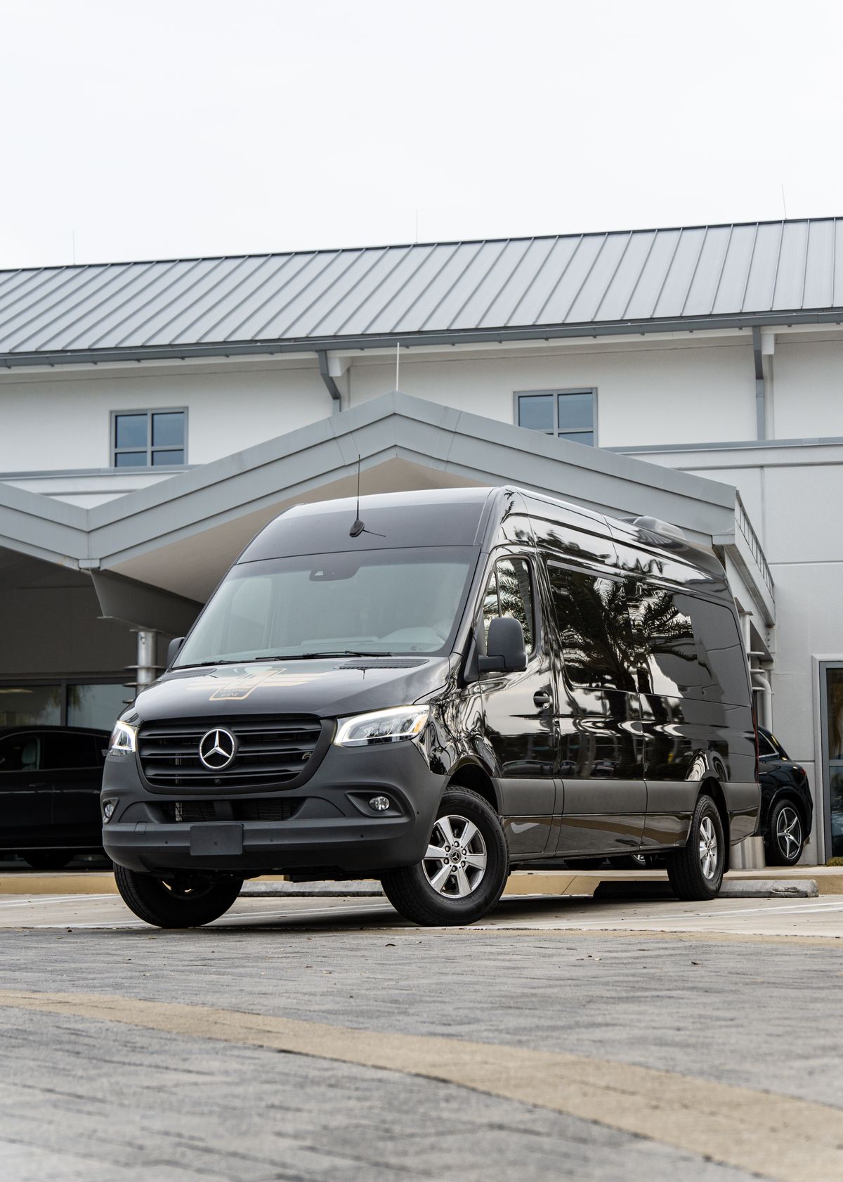 Mercedes-Benz Sprinter noir de la flotte JIT Express